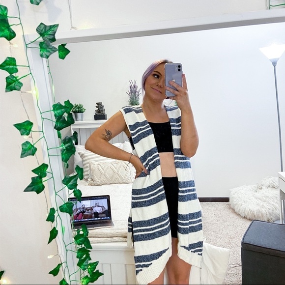 3/$20⚡️ The Limited Striped Sleeveless White and Blue Cardigan - Picture 1 of 7